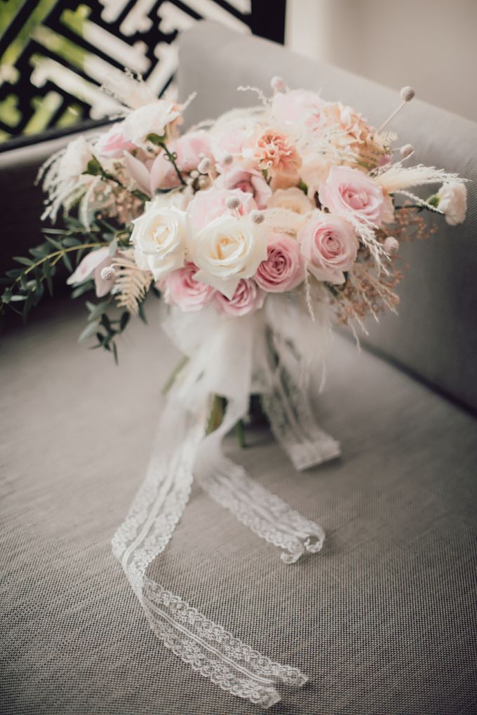 An Elegant Timeless Blush and Rose Gold Arrangement by Bali Wedding Atelier - 005