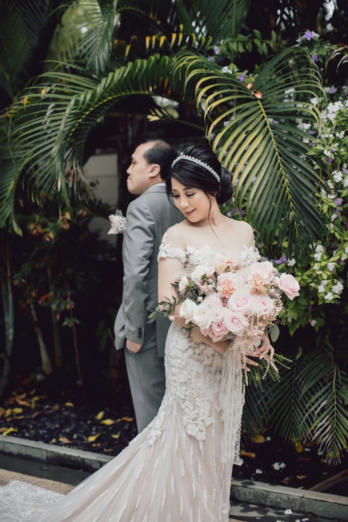 An Elegant Timeless Blush and Rose Gold Arrangement by Bali Wedding Atelier - 004