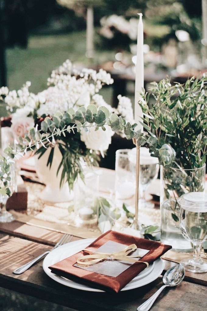 An Elegant Maroon wedding with boho touch in a pine forest for  Rara and Anthoni by Elior Design - 026