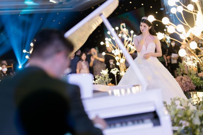 Ivan & Tania Wedding Decoration at Hilton Ballroom by Yofi Harlianto - 013