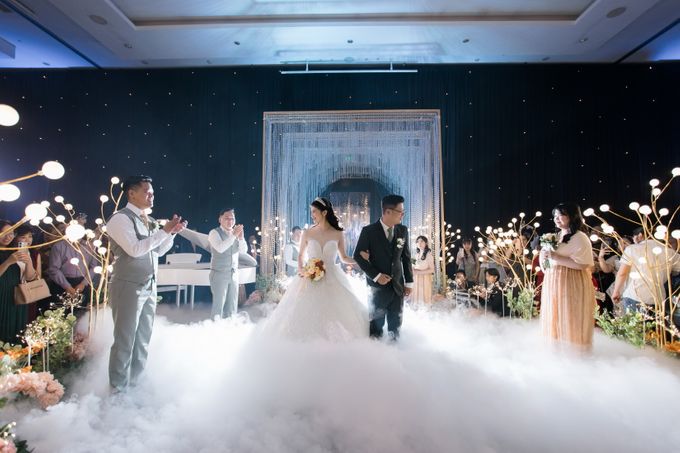 Ivan & Tania Wedding Decoration at Hilton Ballroom by Yofi Harlianto - 010