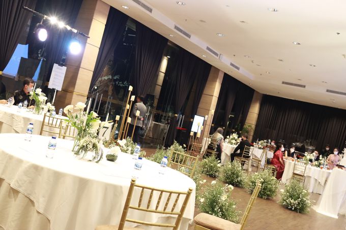 Intimate Jazz Entertainment Wedding at Ritz Carlton Pacific Place Jakarta by Double V by Everglow Pagar Ayu - 022