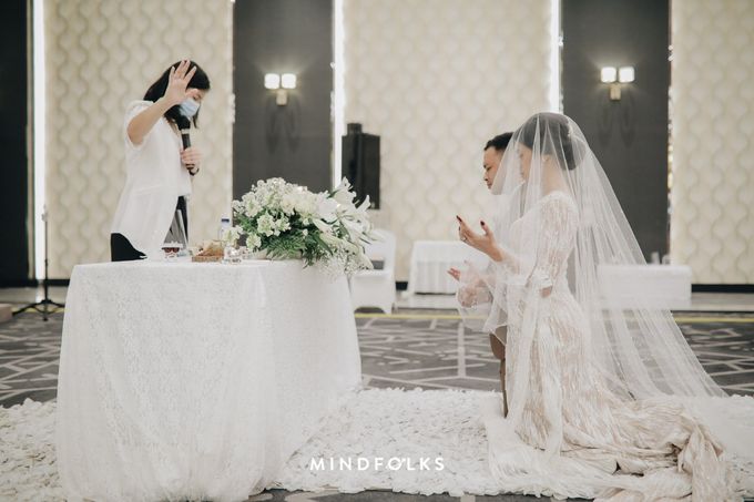 Holy Matrimony Moment at Menara Mandiri by Menara Mandiri by IKK Wedding (ex. Plaza Bapindo) - 008 Holy Matrimony Moment at Menara Mandiri by Menara Mandiri by IKK Wedding (ex. Plaza Bapindo) - 008