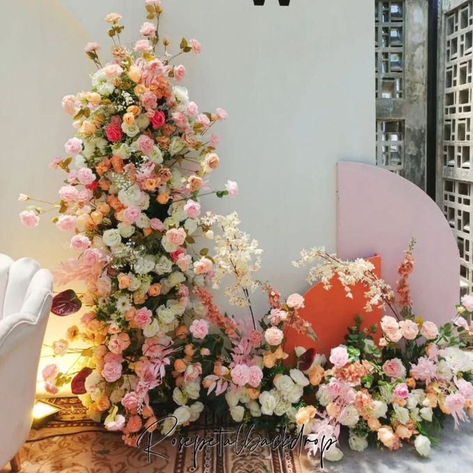 WEDDING DECORATION OF YUNISA & WILDAN by Rosepetal Backdrop - 003