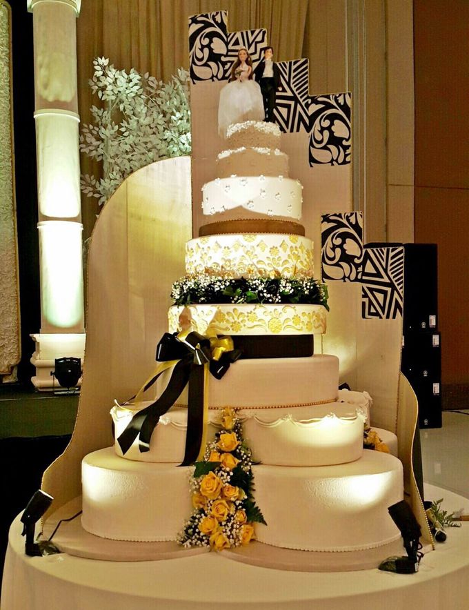 Wedding cake by Patisserie des Merveilles by Patisserie des Merveilles - 001