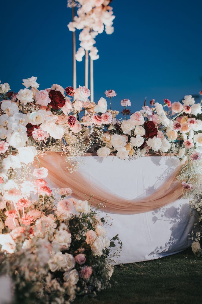 Outdoor Akad Nikah Wedding Decoration by THE UNGASAN CLIFFTOP RESORT BALI - 021