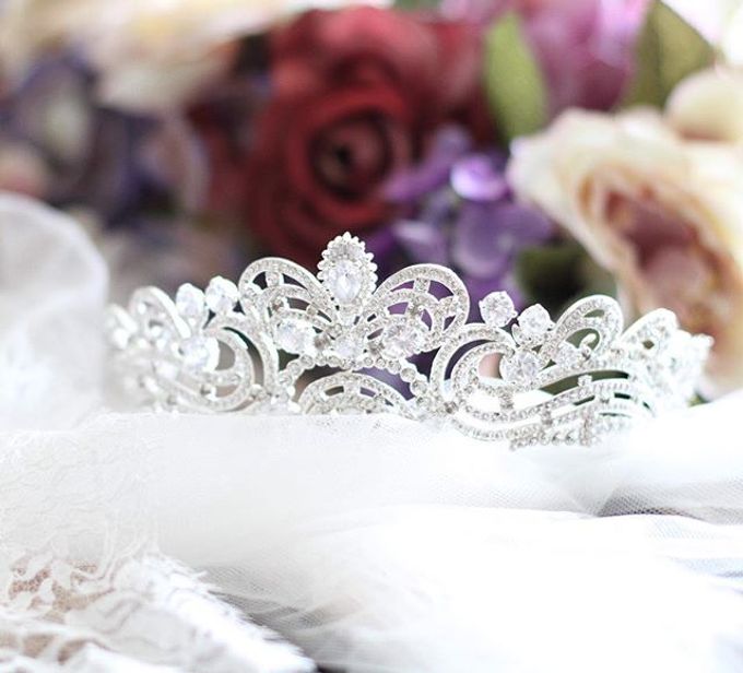 CROWN by Rinaldy A Yunardi available for RENT by LAMIIK BRIDAL - 001 CROWN by Rinaldy A Yunardi available for RENT by LAMIIK BRIDAL - 001
