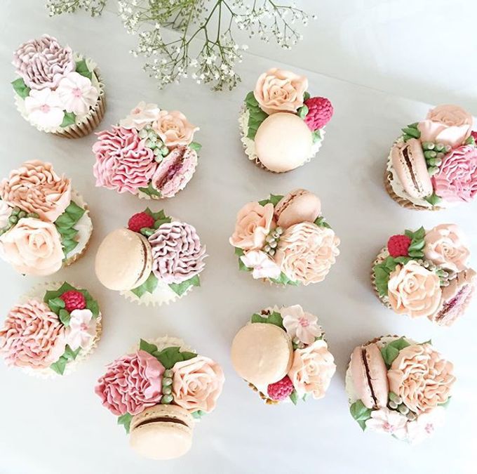 Floral cupcakes by The Rosette Co - 001