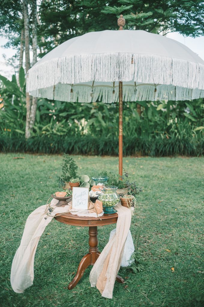 Pernikahan dengan tema ramah lingkungan, dengan keluarga dan teman dekat ditambah dengan dekorasi yang selaras dengan alam membuat pernikahan ini spec by AVAVI BALI WEDDINGS - 035 Pernikahan dengan tema ramah lingkungan, dengan keluarga dan teman dekat ditambah dengan dekorasi yang selaras dengan alam membuat pernikahan ini spec by AVAVI BALI WEDDINGS - 035