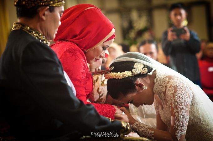 Gessa And Adjie Wedding Ceremony by D&D Professional Make Up Artist & Kebaya By Dindin Nurdiansyah - 014