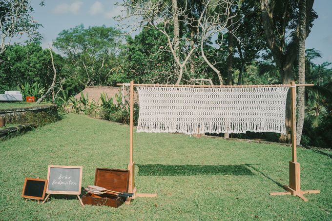 Pernikahan dengan tema ramah lingkungan, dengan keluarga dan teman dekat ditambah dengan dekorasi yang selaras dengan alam membuat pernikahan ini spec by AVAVI BALI WEDDINGS - 014 Pernikahan dengan tema ramah lingkungan, dengan keluarga dan teman dekat ditambah dengan dekorasi yang selaras dengan alam membuat pernikahan ini spec by AVAVI BALI WEDDINGS - 014