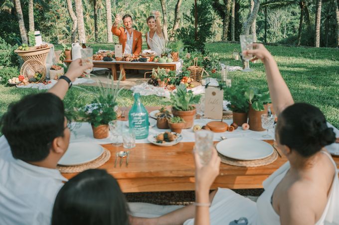 Pernikahan dengan tema ramah lingkungan, dengan keluarga dan teman dekat ditambah dengan dekorasi yang selaras dengan alam membuat pernikahan ini spec by AVAVI BALI WEDDINGS - 003 Pernikahan dengan tema ramah lingkungan, dengan keluarga dan teman dekat ditambah dengan dekorasi yang selaras dengan alam membuat pernikahan ini spec by AVAVI BALI WEDDINGS - 003