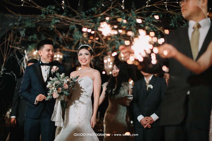 A Glorious Wedding Ceremony and Absolute OMG Clifftop Wedding Bali by MC RANI HARDJADINATA - 029