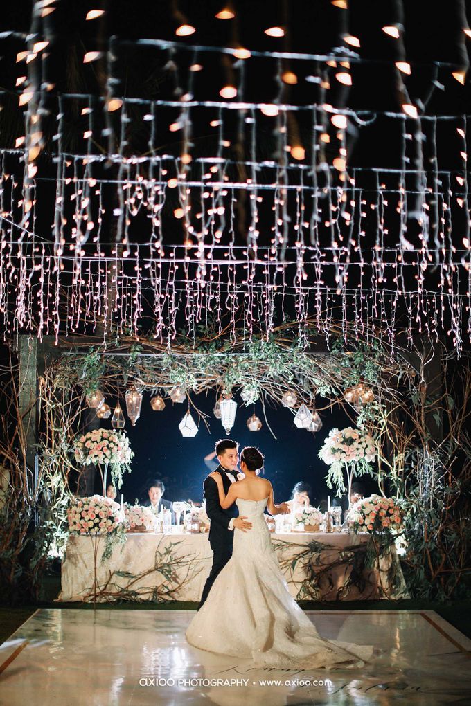 A Glorious Wedding Ceremony and Absolute OMG Clifftop Wedding Bali by MC RANI HARDJADINATA - 033