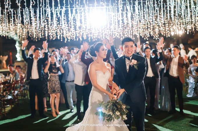 A Glorious Wedding Ceremony and Absolute OMG Clifftop Wedding Bali by MC RANI HARDJADINATA - 034