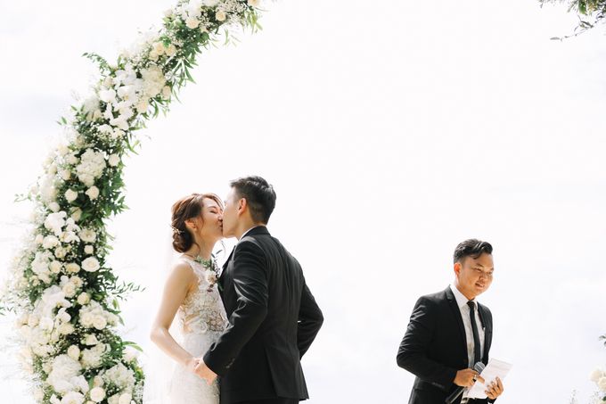 Intimate Natural Greenery Wedding at Alila Uluwatu Villa by Silverdust Decoration - 022 Intimate Natural Greenery Wedding at Alila Uluwatu Villa by Silverdust Decoration - 022