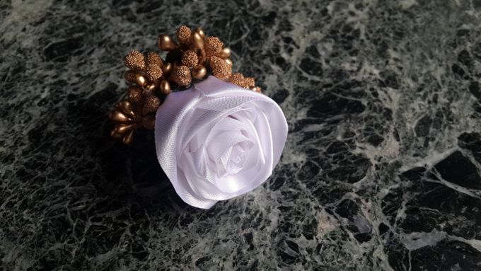 Single flower boutonniere by Letizia Wedding - 009 Single flower boutonniere by Letizia Wedding - 009