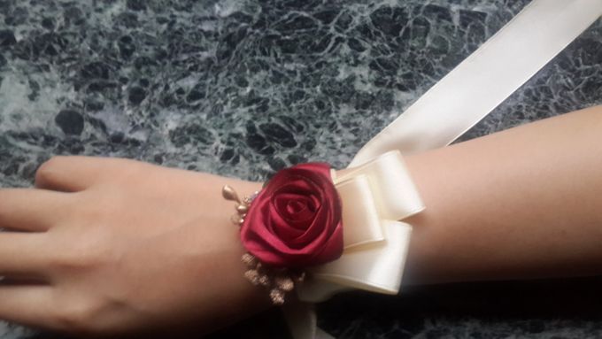 wrist corsages for bridesmaid and close relatives by Letizia Wedding - 001 wrist corsages for bridesmaid and close relatives by Letizia Wedding - 001
