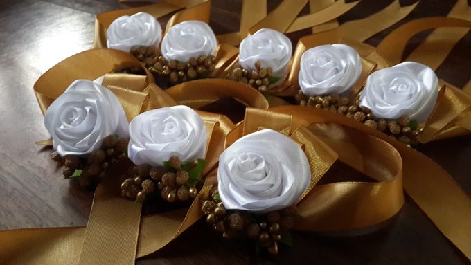 wrist corsages for bridesmaid and close relatives by Letizia Wedding - 002 wrist corsages for bridesmaid and close relatives by Letizia Wedding - 002