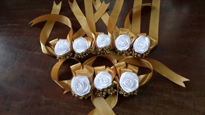 wrist corsages for bridesmaid and close relatives by Letizia Wedding - 003 wrist corsages for bridesmaid and close relatives by Letizia Wedding - 003