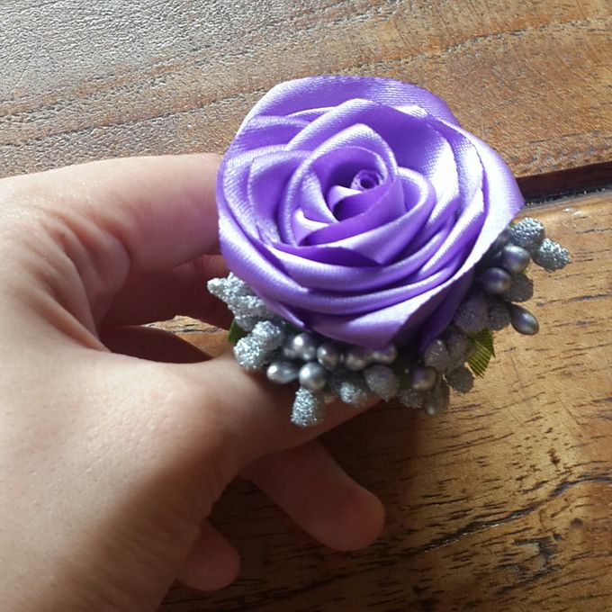 Single flower boutonniere by Letizia Wedding - 011 Single flower boutonniere by Letizia Wedding - 011