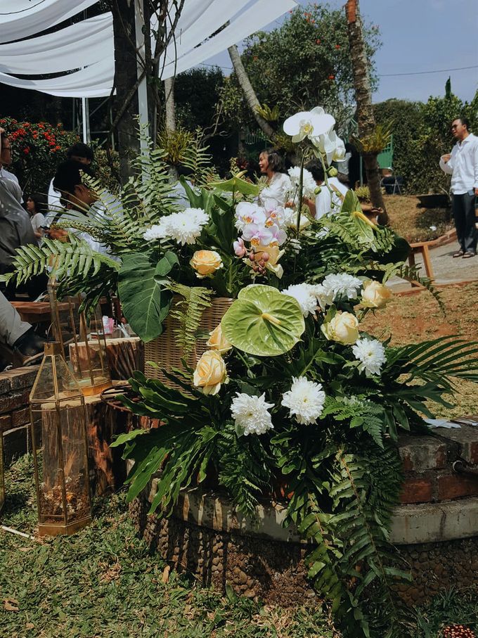 A Harmonious Front Yard Wedding - Nyoman & Ramadhan by IONA Plant House - 022 A Harmonious Front Yard Wedding - Nyoman & Ramadhan by IONA Plant House - 022