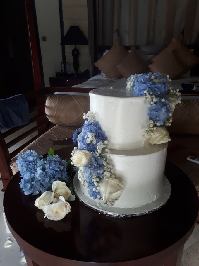 Simply Wedding Cake Ini White And Blue by Sugaria cake - 007