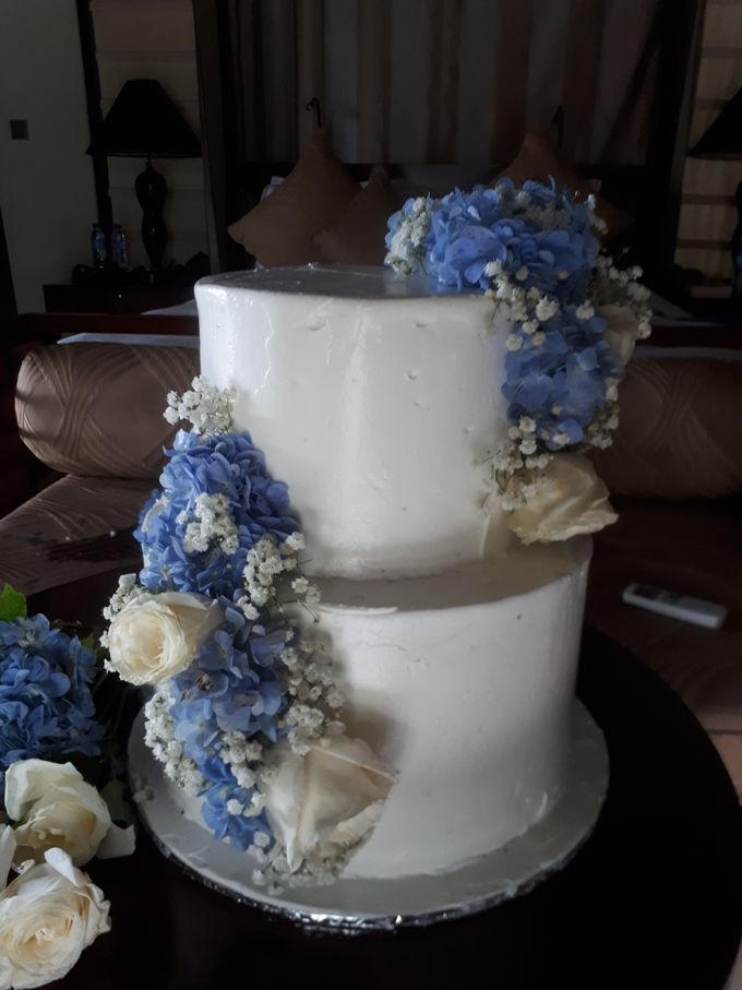 Simply Wedding Cake Ini White And Blue by Sugaria cake - 002