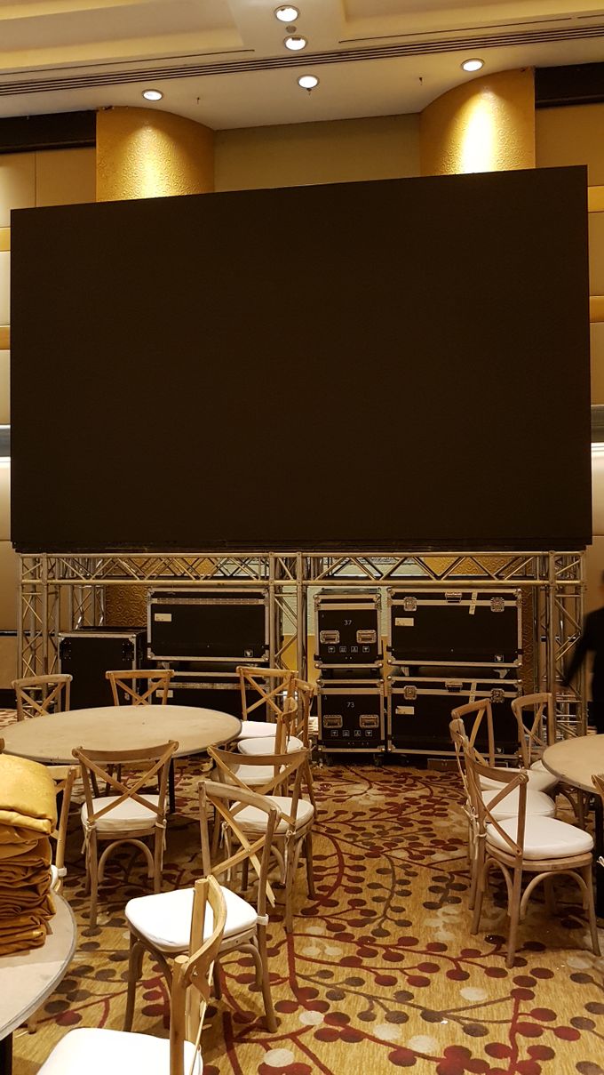 LED SCREEN - FELISITAS & EKA by Chroma Project - 005 LED SCREEN - FELISITAS & EKA by Chroma Project - 005