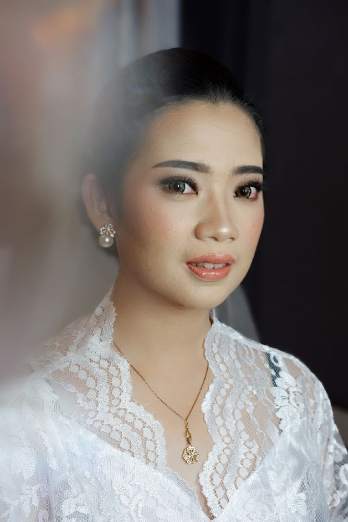 The Wedding Day Makeup & Hairdo for Ms.Fransiska by Nike Makeup & Hairdo - 008