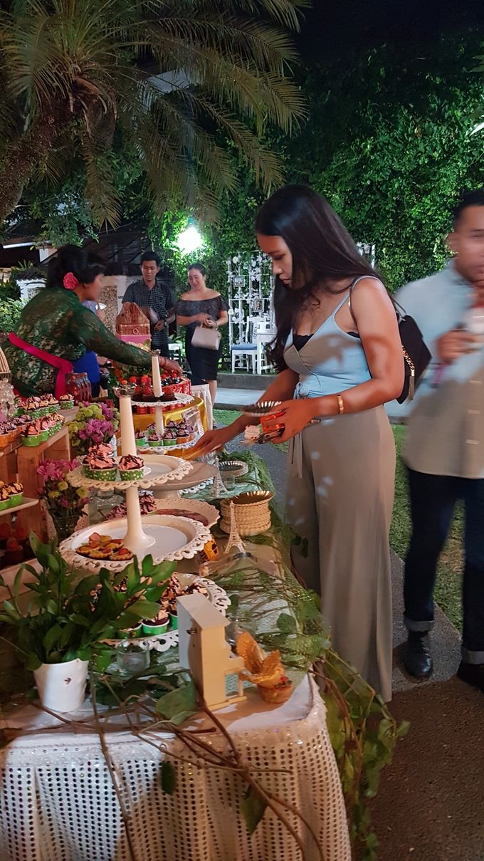 Wedding Cake and Sweet Corner For Balinese Wedding by The Chocolate Land - 009 Wedding Cake and Sweet Corner For Balinese Wedding by The Chocolate Land - 009
