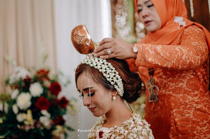 Siraman and Traditional Javanese Wedding - Yovina & Dwi by Fatahillah Ginting Photography - 008