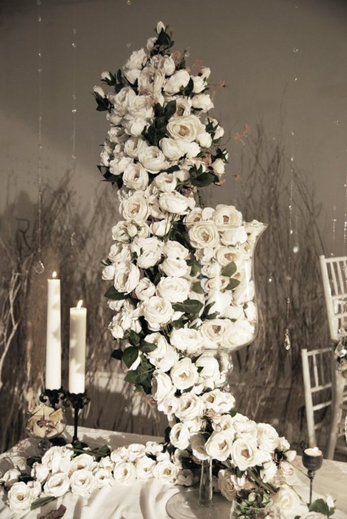 Multitude of white covers a multitude of sins by Tea Rose Wedding Designer - 007