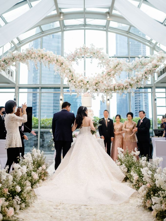 CLASSIC TIMELESS WEDDING AT HYATT PENTHOUSE JAKARTA by Silverdust Decoration - 008