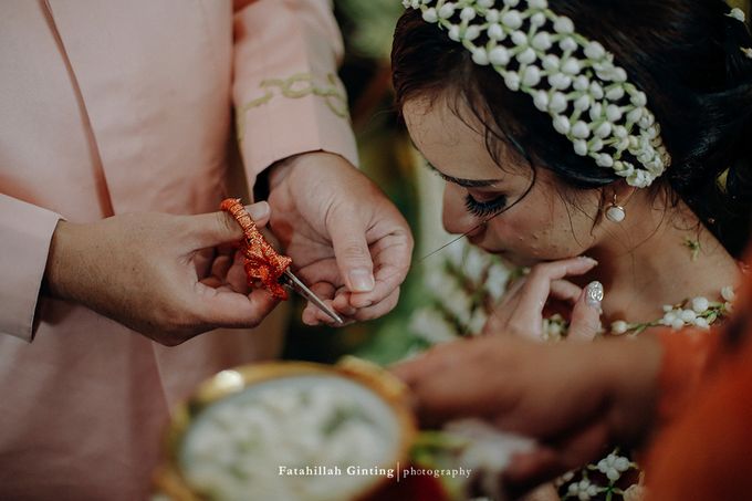 Siraman and Traditional Javanese Wedding - Yovina & Dwi by Fatahillah Ginting Photography - 009