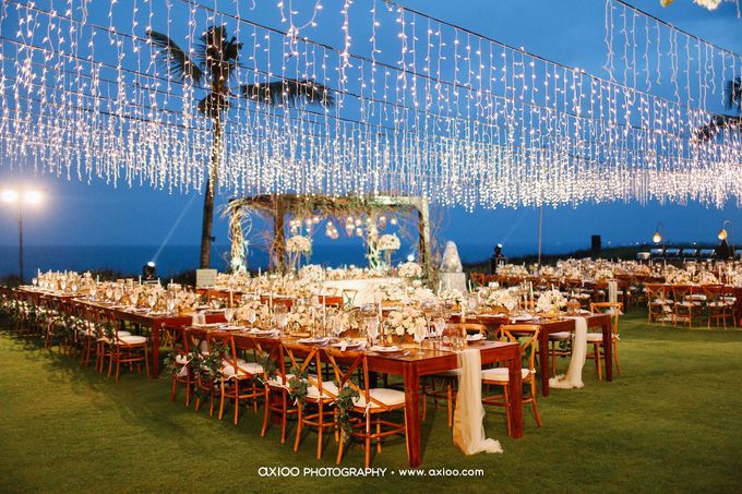 A Glorious Wedding Ceremony and Absolute OMG Clifftop Wedding Bali by MC RANI HARDJADINATA - 037