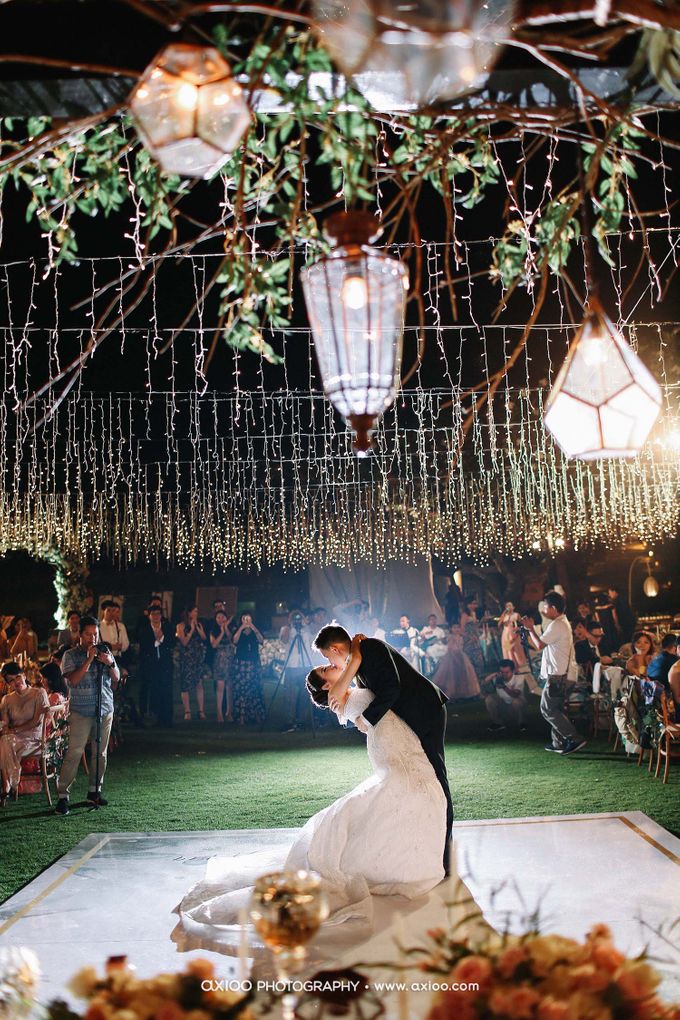 A Glorious Wedding Ceremony and Absolute OMG Clifftop Wedding Bali by MC RANI HARDJADINATA - 046