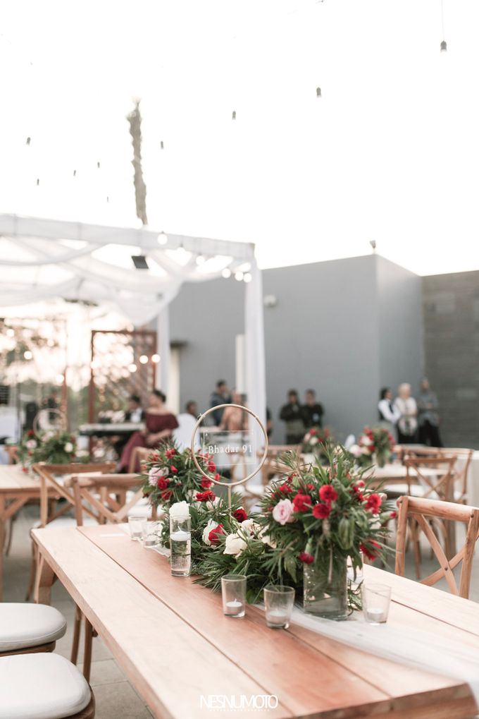 Rustic Meets Red and Soft Pink Flower Arrangements in this Beautiful Wedding by Elior Design - 006 Rustic Meets Red and Soft Pink Flower Arrangements in this Beautiful Wedding by Elior Design - 006
