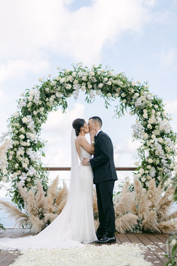 Classic Romantic White Hues Wedding Decor by The edge - 002 Classic Romantic White Hues Wedding Decor by The edge - 002