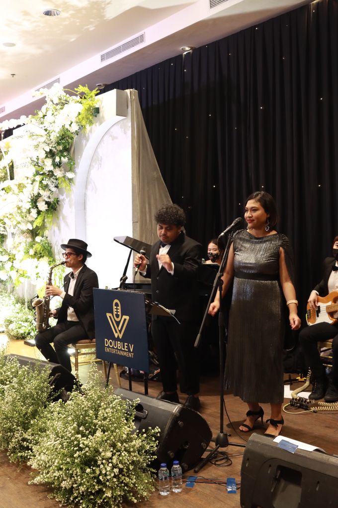 Intimate Jazz Entertainment Wedding at Ritz Carlton Pacific Place Jakarta by Double V by Everglow Pagar Ayu - 008