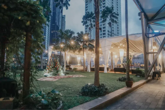 Beautiful Outdoor Wedding Decoration by Hotel Artotel Mangkuluhur by IKK Wedding - 003 Beautiful Outdoor Wedding Decoration by Hotel Artotel Mangkuluhur by IKK Wedding - 003