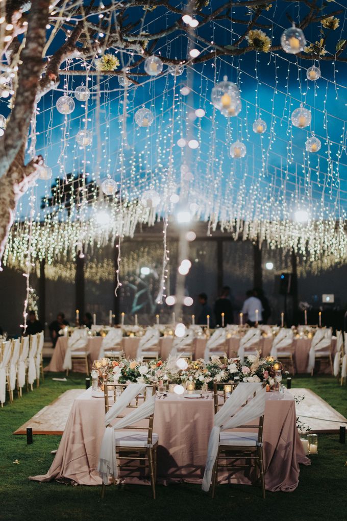 Romantic Modern Wedding at Alila Uluwatu Bali by Silverdust Decoration - 022