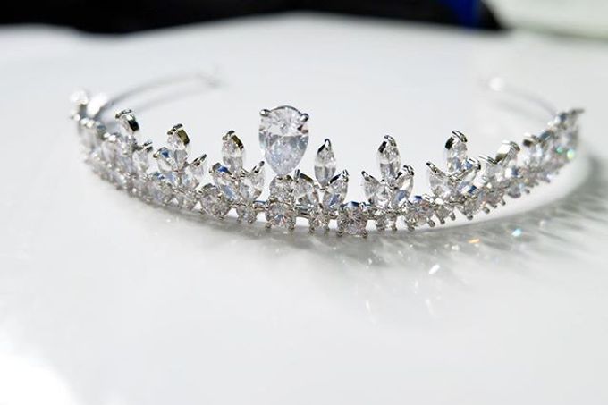Headpiece & Crown by Ilona Headpiece & Crown - 049 Headpiece & Crown by Ilona Headpiece & Crown - 049