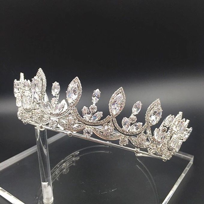 Headpiece & Crown by Ilona Headpiece & Crown - 019 Headpiece & Crown by Ilona Headpiece & Crown - 019