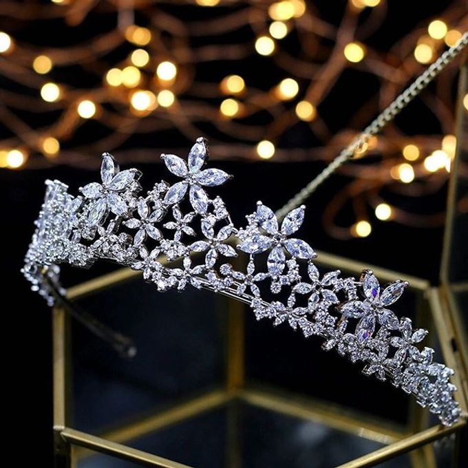 Headpiece & Crown by Ilona Headpiece & Crown - 003 Headpiece & Crown by Ilona Headpiece & Crown - 003