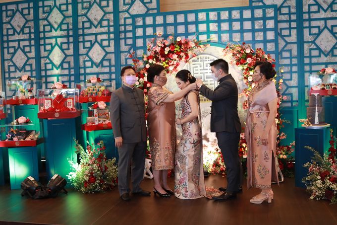 MC Sangjit - Engagement Intimate Glass House Ritz Carlton Pacific Place - Anthony Stevven by LeNovelle Cake - 014