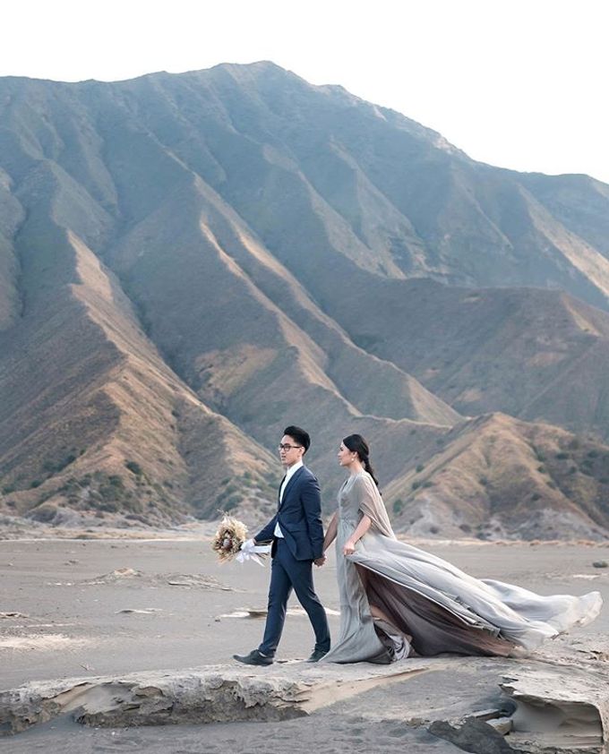 Bromo Jon mones & Sandra by Avena Photograph - 001