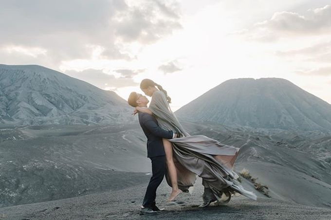 Bromo Jon mones & Sandra by Avena Photograph - 002