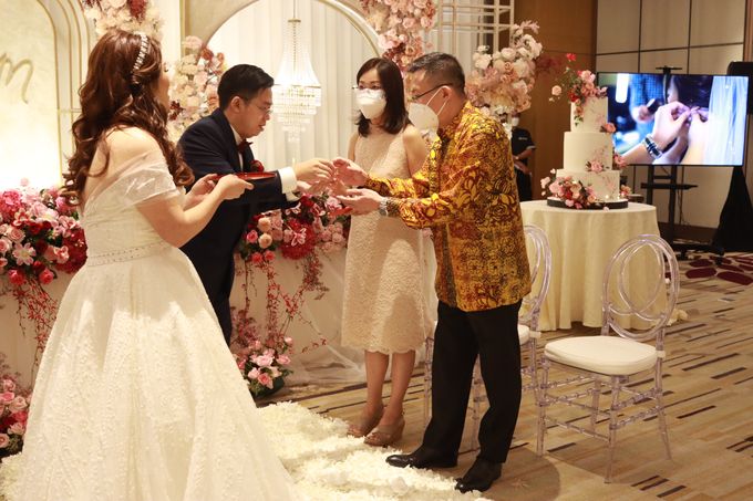 MC Wedding intimate at Padang Room Westin Jakarta by Anthony Stevven by Vica Decoration - 040 MC Wedding intimate at Padang Room Westin Jakarta by Anthony Stevven by Vica Decoration - 040