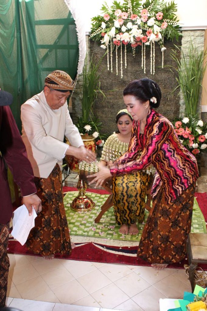 Siraman Tika (22 Agustus 2014) by Arum Ndalu Sanggar Rias Pengantin - 006